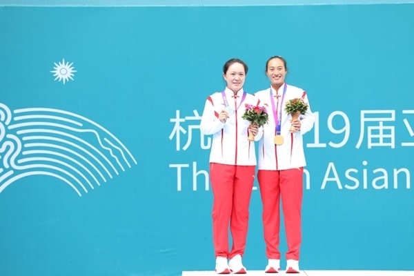 9月29日，鄭欽文(右)和朱琳在頒獎儀式上合影。當日，在杭州亞運會網球女子單打決賽中，中國代表團選手鄭欽文2:0戰(zhàn)勝隊友朱琳奪得冠軍。人民網記者 李乃妍攝