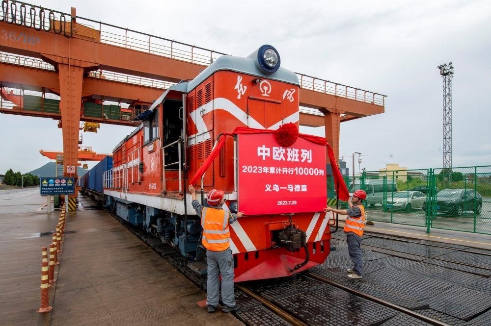 △2023年7月29日，滿載110個標(biāo)箱出口貨物的X8020次中歐班列從浙江義烏西站準(zhǔn)備啟程。