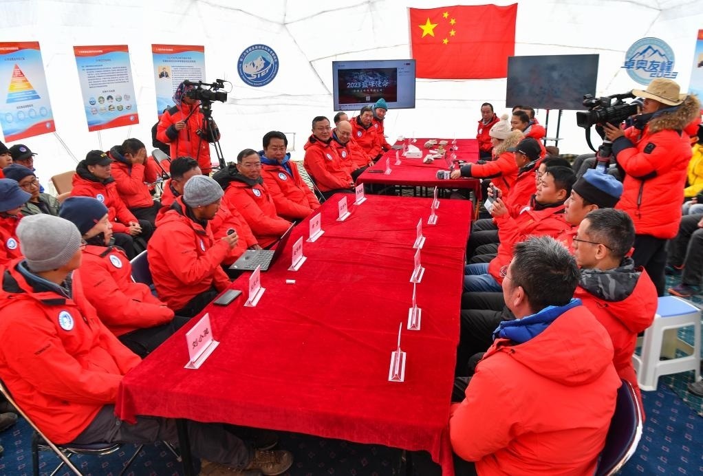 海拔4950米的卓奧友峰科考大本營(yíng)，科考隊(duì)員趙華標(biāo)（手拿麥克風(fēng)看電腦者）在宣讀剛剛接收到的頂峰氣象觀測(cè)數(shù)據(jù)，這標(biāo)志著峰頂自動(dòng)氣象站架設(shè)成功，成功傳回觀測(cè)數(shù)據(jù)（10月1日攝）。新華社記者晉美多吉 攝