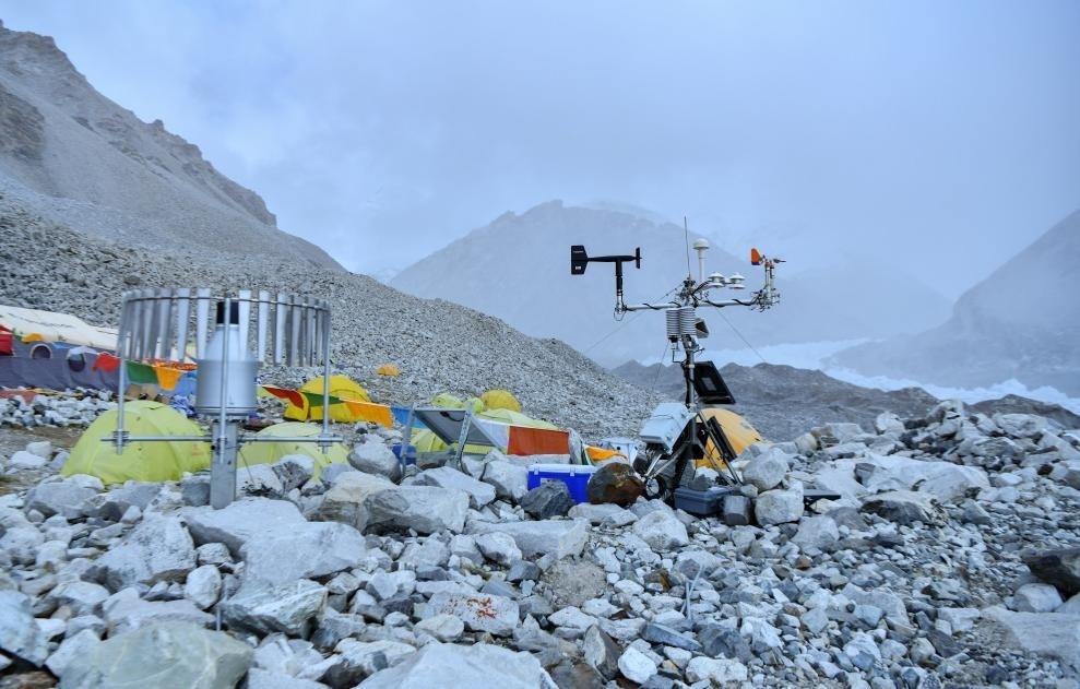 位于海拔5700米卓奧友峰前進(jìn)營(yíng)地的自動(dòng)氣象站（9月29日攝）。新華社記者晉美多吉 攝