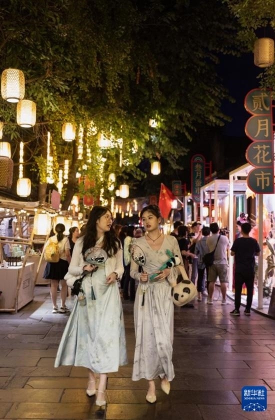 在成都寬窄巷子，兩位來自安徽的游客在新“十二月市”街區(qū)游覽（9月29日攝）。