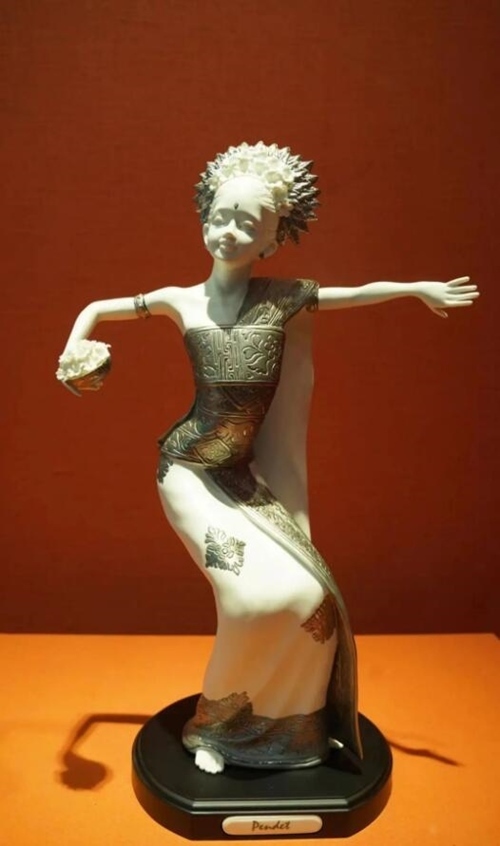 2013年10月，時(shí)任印度尼西亞總統(tǒng)蘇西洛贈(zèng)送習(xí)近平主席的鑲錫瓷塑舞者。