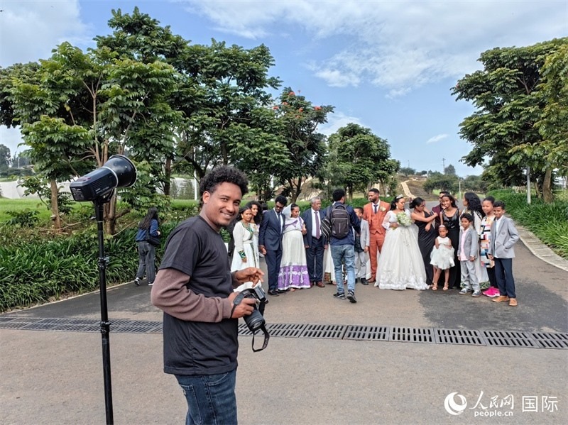 一對新人和親友在亞的斯亞貝巴友誼廣場合影。人民網(wǎng)記者 陳星星攝
