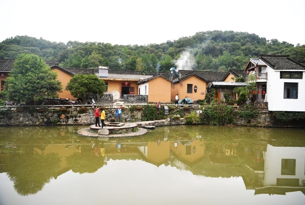 圖為9月27日游客在田鋪大塆參觀游玩。新華社記者張浩然攝