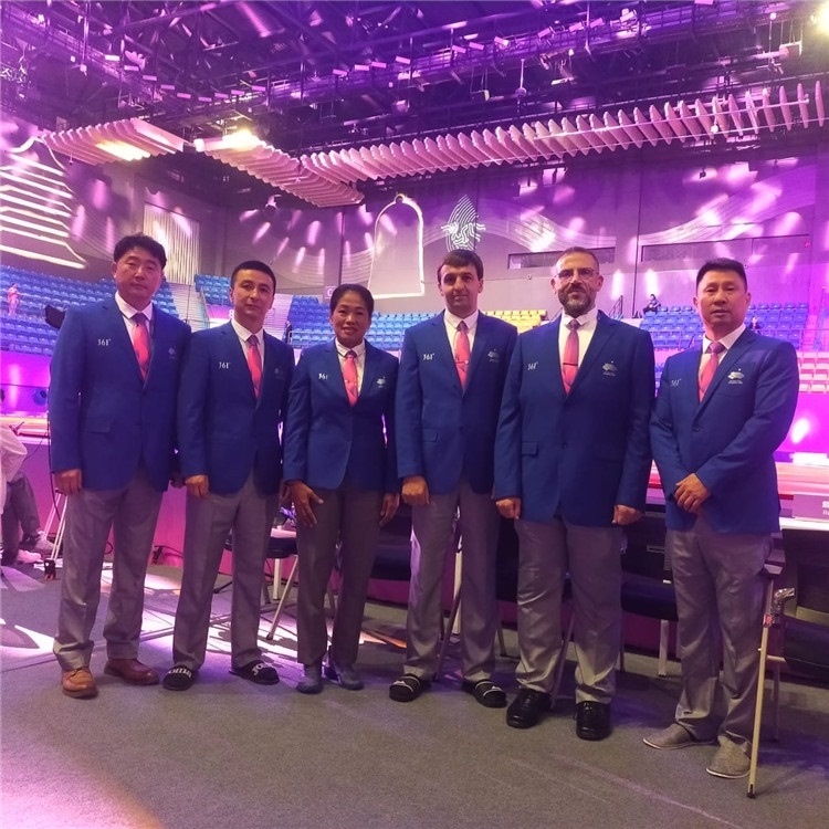 詹多斯·基亞諾夫與各國(guó)裁判員合影（左二）。 受訪者供圖