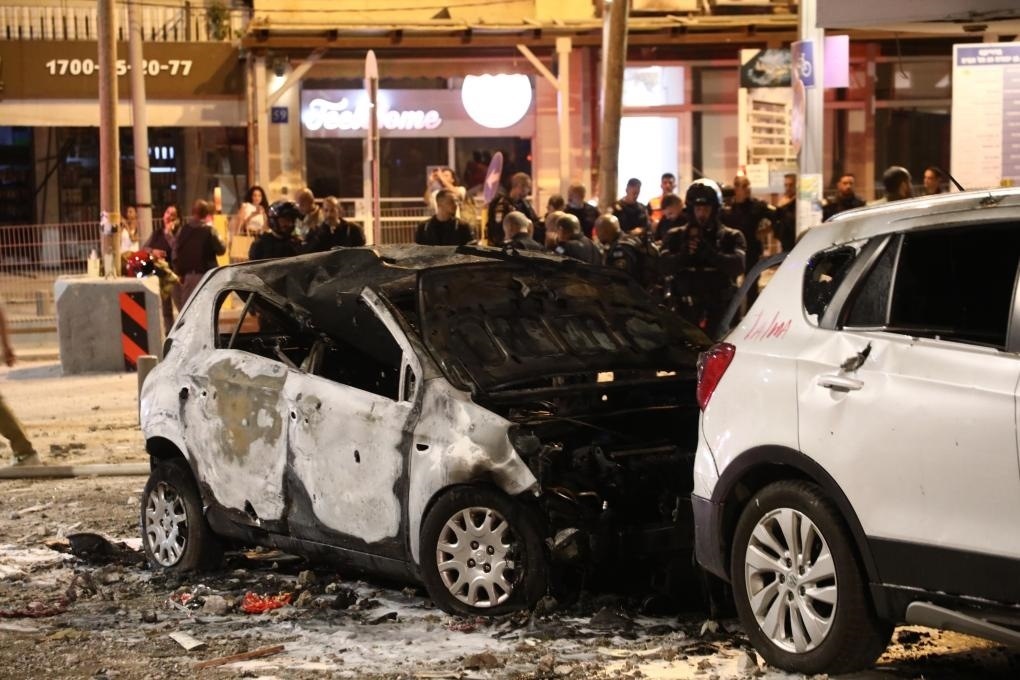 這是10月7日在以色列特拉維夫拍攝的遭火箭彈破壞的車輛。新華社發(fā)