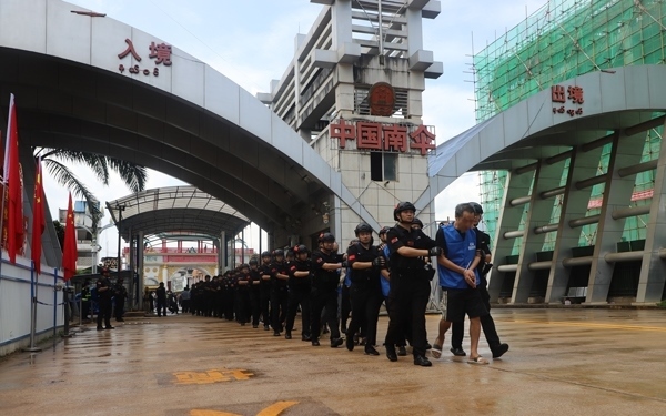 移交現(xiàn)場。公安部供圖