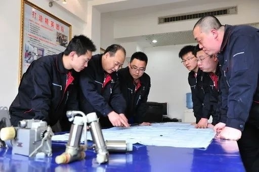 △李志強（左二）與班組成員在研究工作。