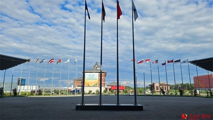 中白工業(yè)園內(nèi)，多國(guó)國(guó)旗飄揚(yáng)。園區(qū)已有來(lái)自16個(gè)國(guó)家和地區(qū)的企業(yè)入駐。人民網(wǎng)記者 朱虹攝