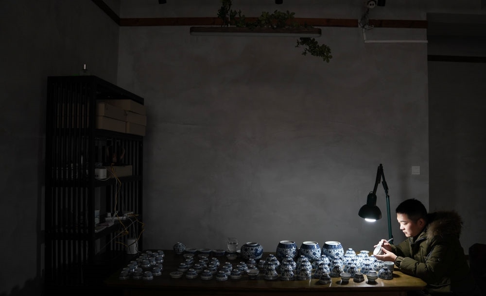 ↑ 2020年12月23日，手工陶瓷制作者在工作室檢測(cè)成品。