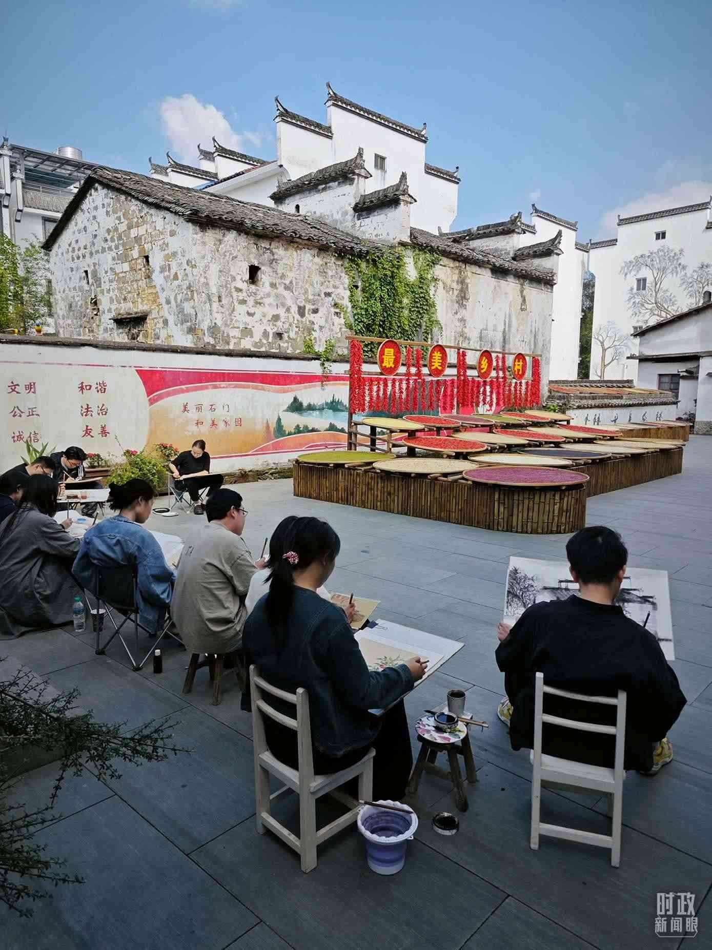 △來自中國美術學院的同學在石門村寫生。（總臺央視記者郁振一拍攝）