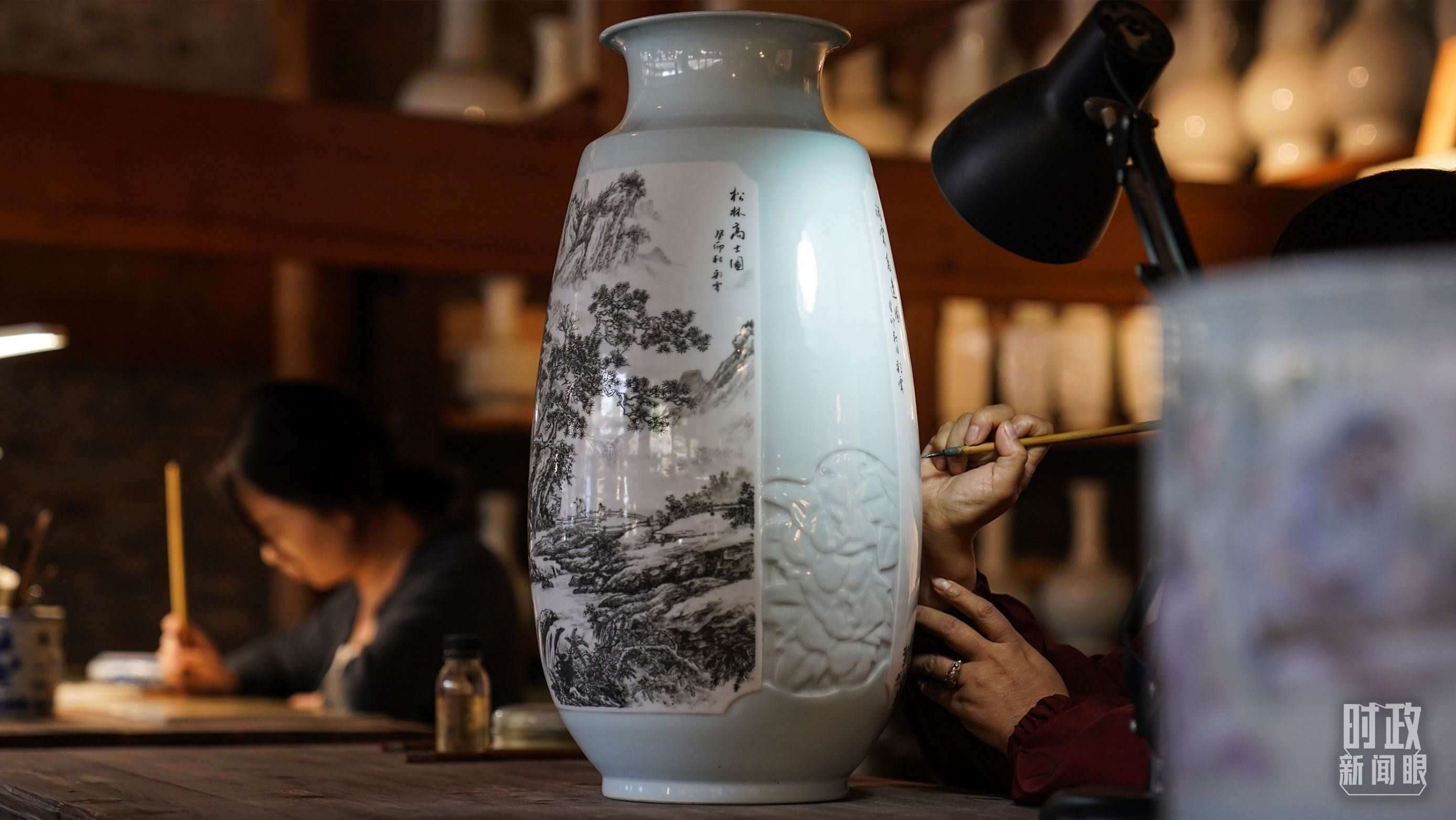 △陶瓷畫師正在繪制瓷器。（總臺國廣記者李晉拍攝）