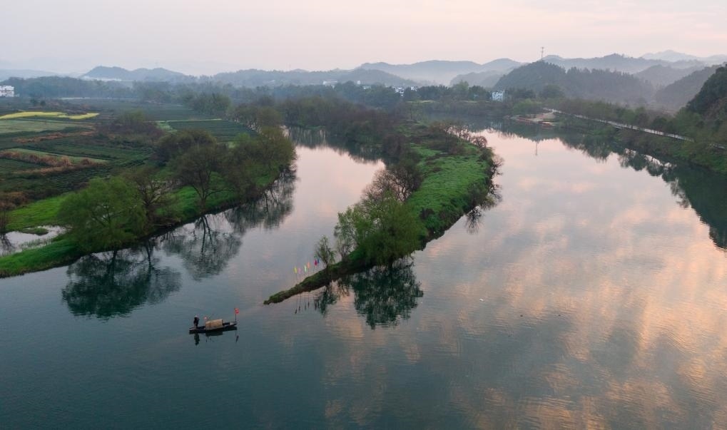 2021年3月15日拍攝的婺源月亮灣旅游公園，石門自然村坐落于此。新華社記者 胡晨歡 攝