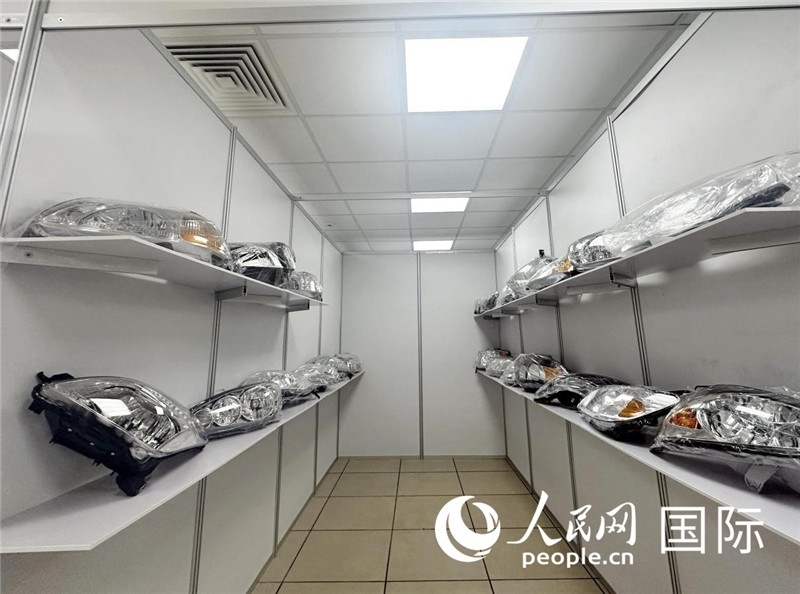 在位于莫斯科格林伍德國際貿易中心的浙江寧波優(yōu)質商品展銷中心內，展示著來自浙江寧波慈溪市的汽車配件樣品。人民網記者 申佳平攝