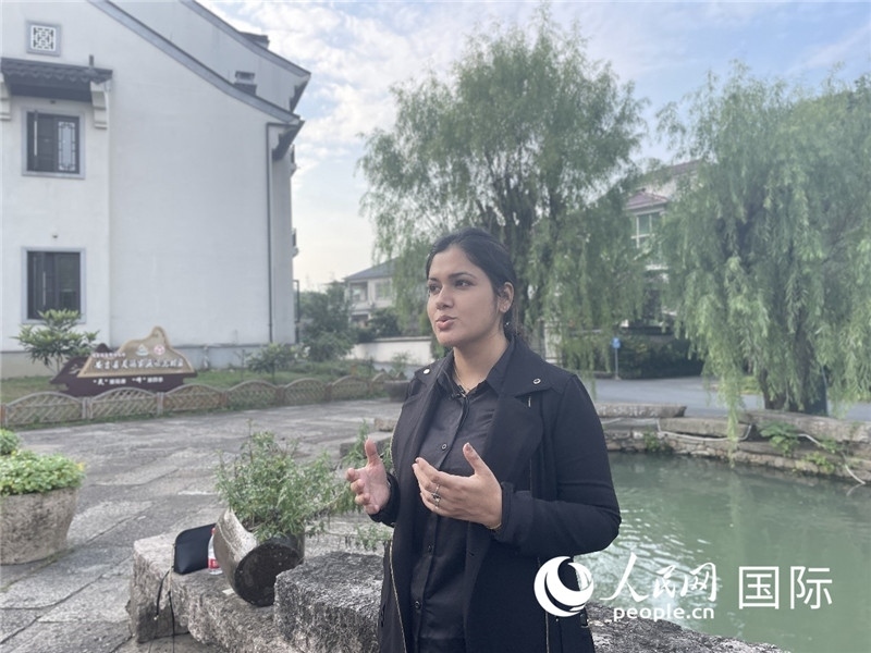 孟加拉國Channel 24電視頻道主持人伊斯拉特·阿敏在安吉接受記者采訪。人民網(wǎng)記者 張榮攝