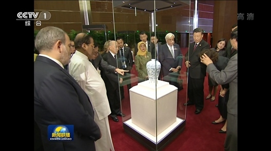 2019年5月15日，中外領(lǐng)導(dǎo)人共同參觀“大美亞細亞——亞洲文明展”。（視頻截圖）