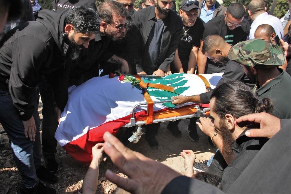 10月14日，黎巴嫩南部希亞姆鎮(zhèn)，黎巴嫩記者和民眾為在以色列轟炸中死亡的攝影記者伊薩姆·阿卜杜拉送葬。新華社發(fā)（塔希爾·阿布·哈姆丹攝）