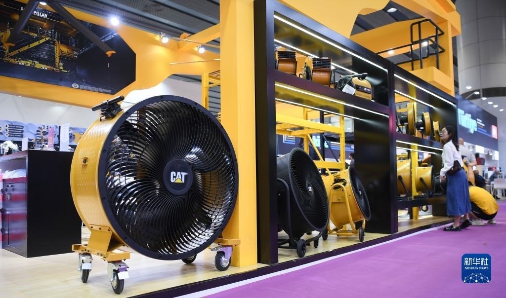 10月15日，參觀者在了解一家美國參展商的產(chǎn)品。新華社記者 鄧華 攝