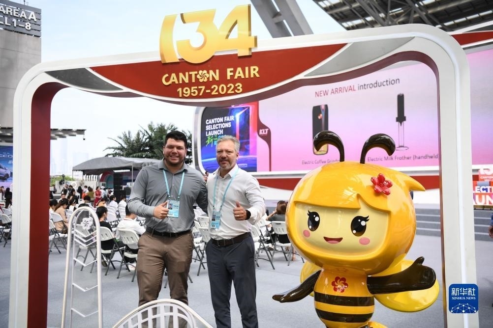 10月15日，來自巴西的采購商在廣交會(huì)上合影。新華社記者 鄧華 攝