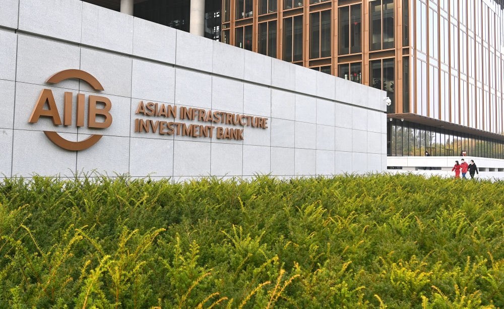 這是亞洲基礎(chǔ)設(shè)施投資銀行（亞投行）標(biāo)志（2021年10月25日攝）。新華社記者 李賀 攝