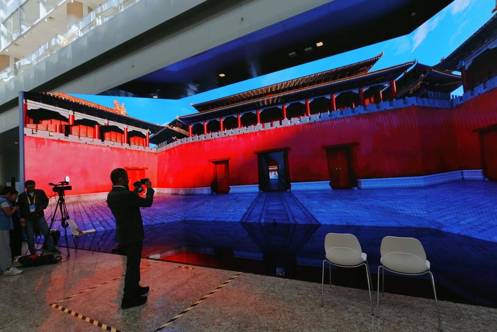 位于新聞中心的科技文化互動(dòng)展示區(qū)。人民網(wǎng)記者 許維娜攝