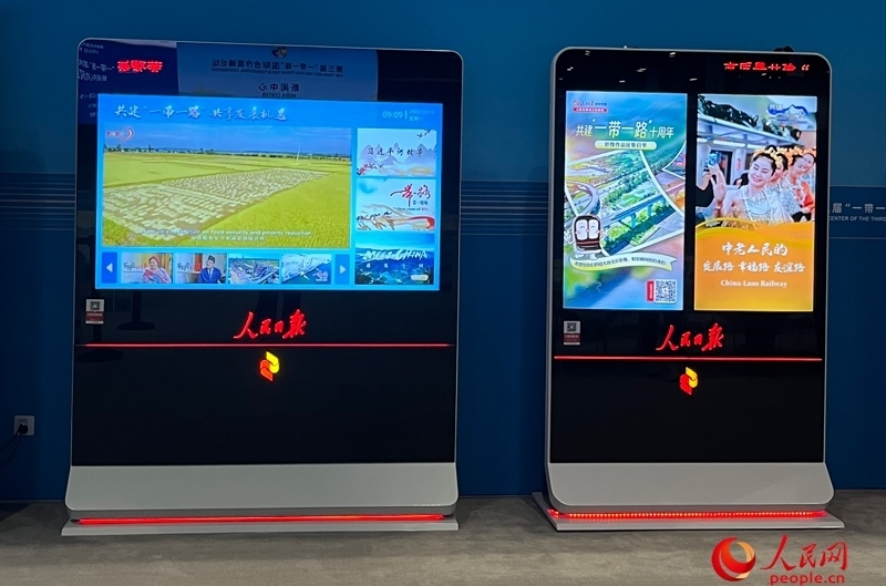 位于新聞中心的人民日?qǐng)?bào)電子閱報(bào)欄。人民網(wǎng)記者 杜燕飛攝