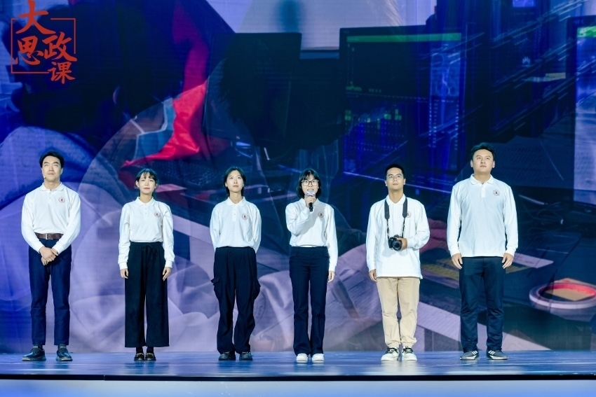 四川大學(xué)三星堆遺址考古隊(duì)隊(duì)長、考古文博學(xué)院教授黎海超和四川大學(xué)三星堆遺址考古隊(duì)隊(duì)員們