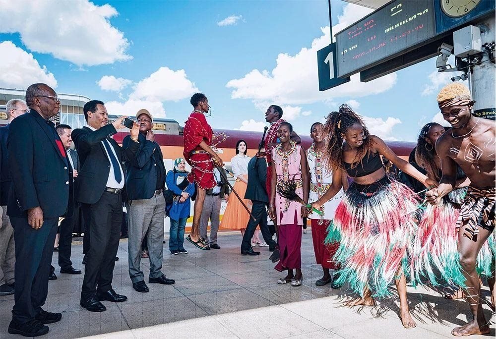 △2023年10月6日，多國(guó)駐肯使節(jié)在肯尼亞內(nèi)羅畢的蒙內(nèi)鐵路內(nèi)羅畢站觀看文藝演出。