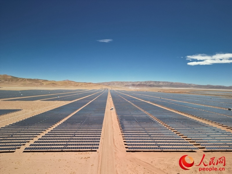 高查瑞光伏電站次第排開的光伏板（局部）。人民網(wǎng)記者 張若涵攝