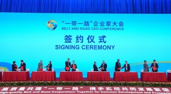 這是10月17日拍攝的簽約儀式現(xiàn)場(chǎng)。當(dāng)日，“一帶一路”企業(yè)家大會(huì)在北京召開。（新華社記者王毓國(guó)攝）