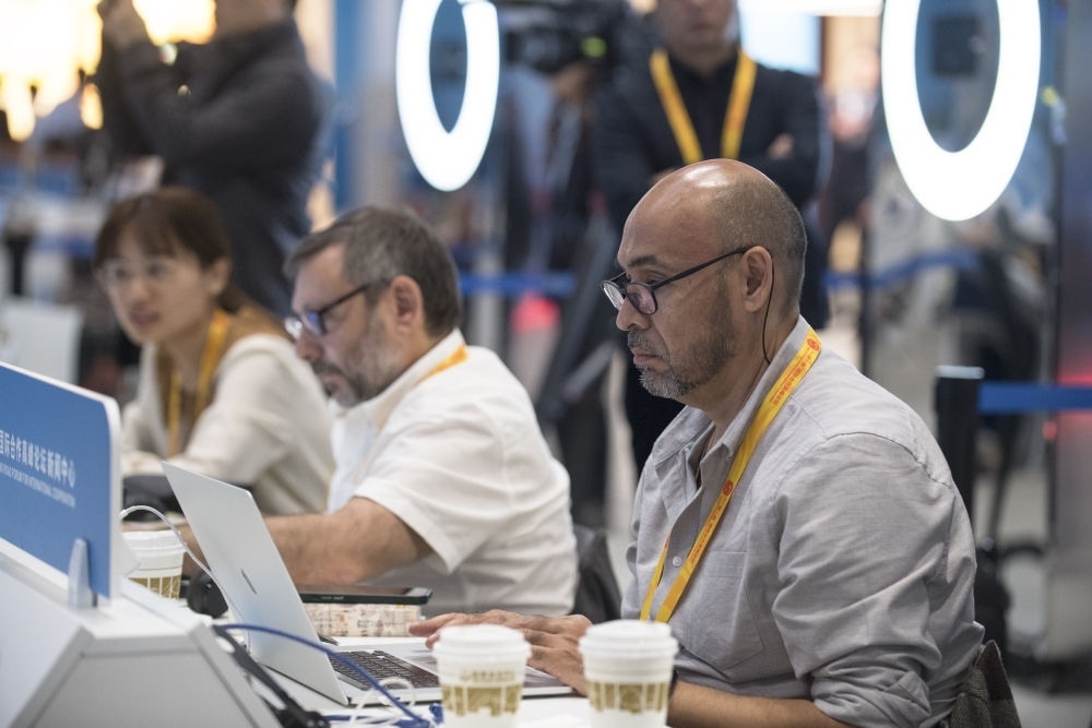 記者在“一帶一路”國際合作高峰論壇新聞中心工作（2023年10月17日攝）。