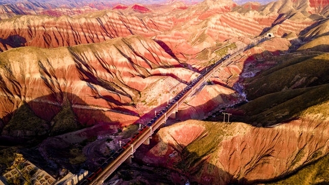 穿越丹霞地貌的火車。蘭州局集團公司融媒體中心供圖