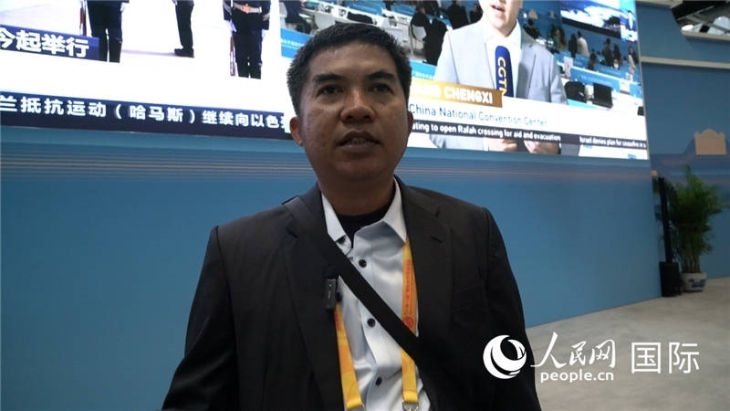 印尼《辛加朗綜合日?qǐng)?bào)》記者班邦·蘇利斯提奧（Bambang Sulistio）與記者交談。人民網(wǎng) 楊春燕攝