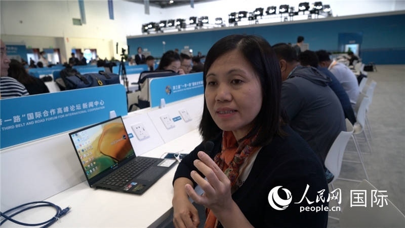 越南之聲廣播電臺(tái)記者胡鴻行（音譯，H? H?ng H?nh）與記者交談。人民網(wǎng) 楊春燕攝