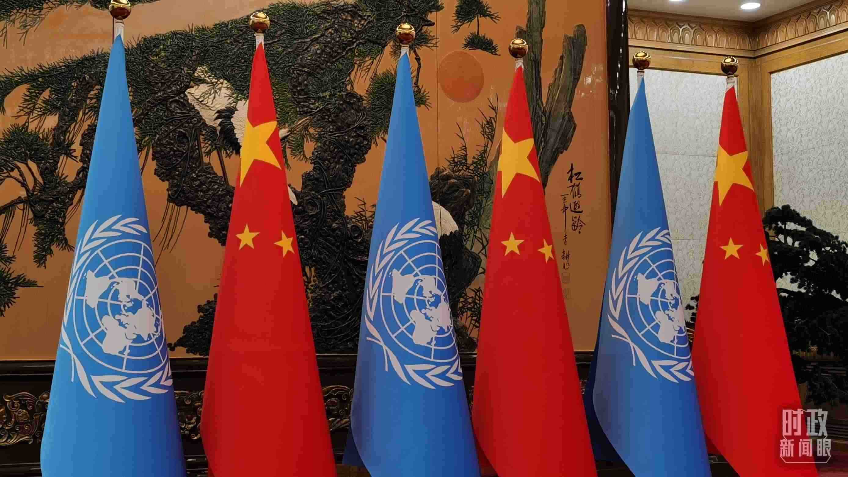 △會見現(xiàn)場的中國國旗和聯(lián)合國旗。（總臺央視記者郭鴻拍攝）