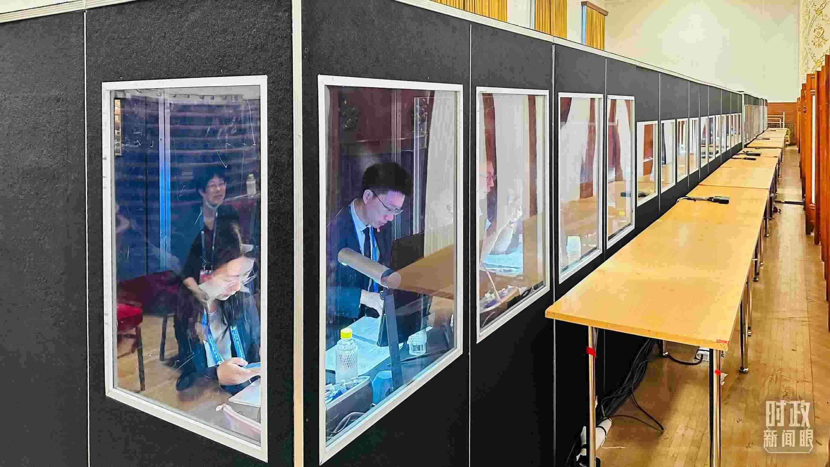 △開幕式現(xiàn)場的多語種同傳間。（總臺國廣記者時冉拍攝）