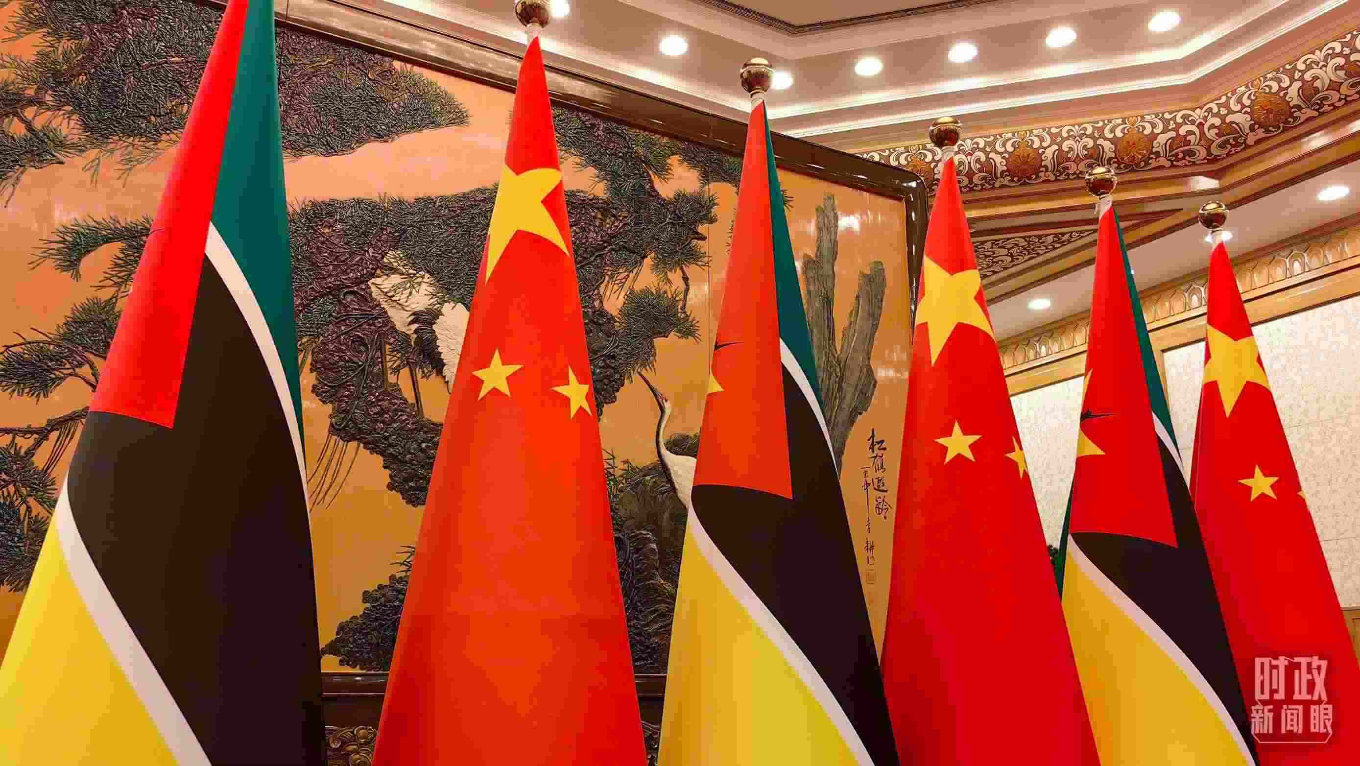 △會見現(xiàn)場，中國、莫桑比克兩國國旗。（總臺央廣記者潘毅拍攝）