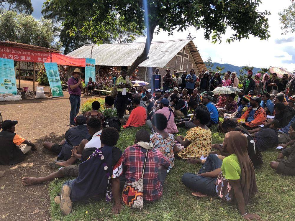 △2020年12月15日，中國專家在巴布亞新幾內(nèi)亞東高地省中國援助巴新菌草和旱稻技術(shù)項目第9期培訓(xùn)班上授課。