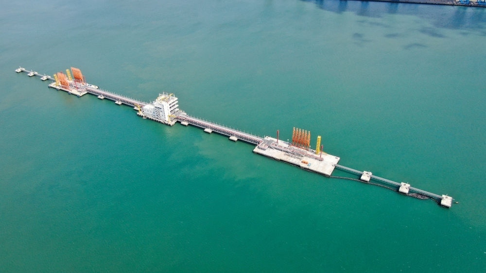 這是肯尼亞蒙巴薩油碼頭（2023年9月20日攝，無人機照片）。新華社發(fā)（中國交通建設(shè)股份有限公司肯尼亞蒙巴薩新建油碼頭項目部供圖）