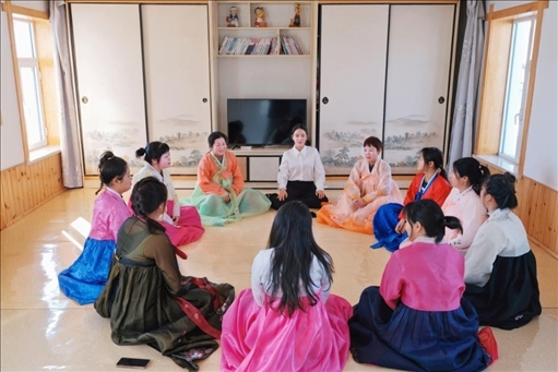 2023年6月，楊麗娜（后中）對擔任民宿管家的光東村村民們進行標準化培訓(xùn)。（新華社記者金津秀攝）