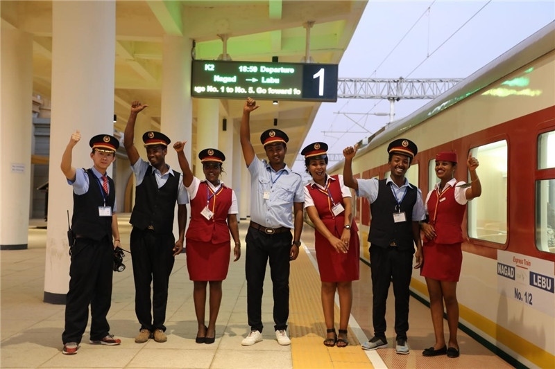 中埃員工組成的亞吉鐵路運(yùn)營團(tuán)隊(duì)。 中國土木工程集團(tuán)有限公司供圖