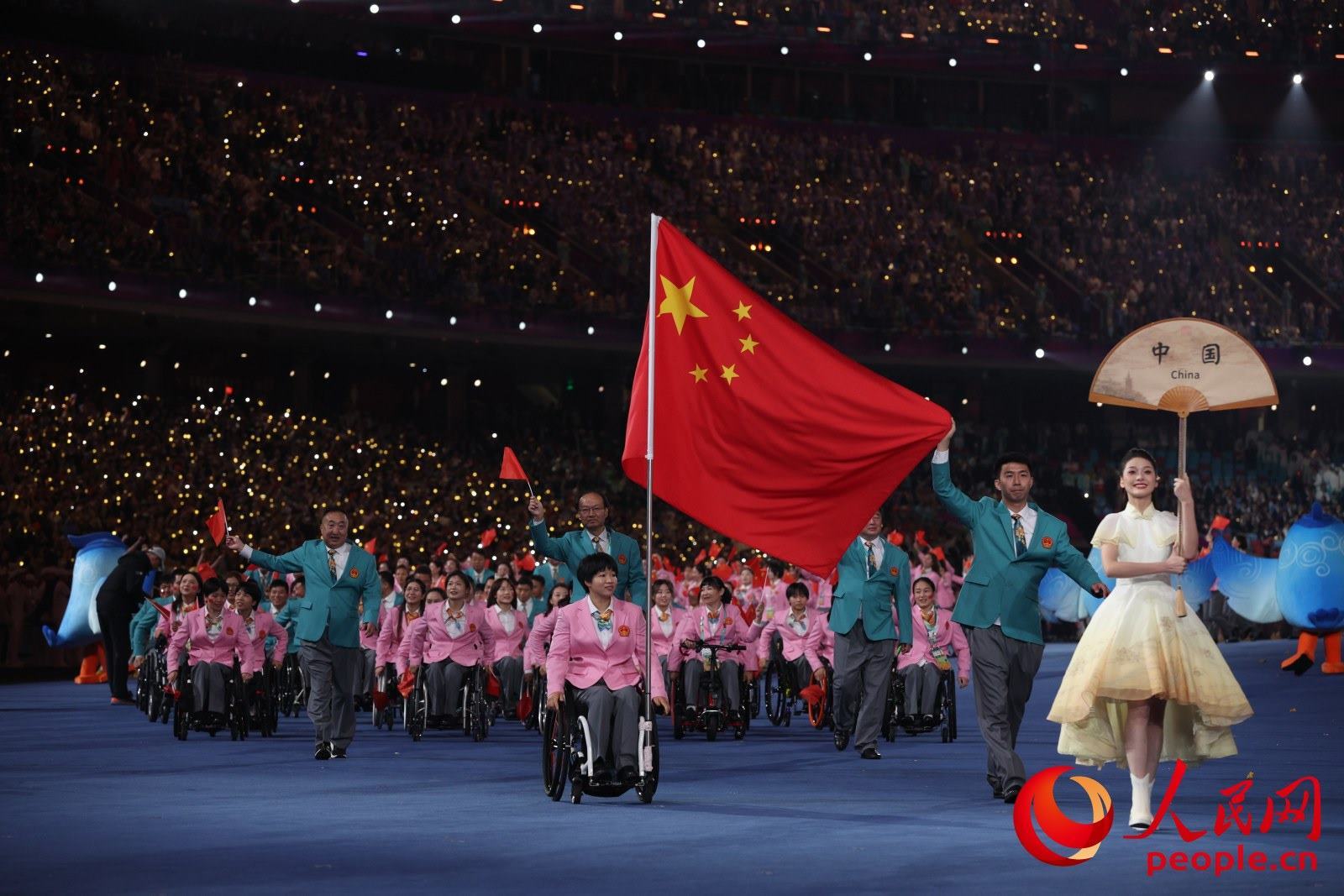 開(kāi)幕式上，中國(guó)體育代表團(tuán)入場(chǎng)。人民網(wǎng) 周靜圓攝