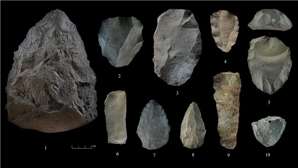 石制品 1.手斧 2、4、5.勒瓦婁哇石核（循環(huán)剝片法、優(yōu)先剝片法）3.勒瓦婁哇石葉石核 6.勒瓦婁哇石葉 7、8.勒瓦婁哇尖狀器 9.石葉 10.錐形石葉石核。中肯聯(lián)合考古隊供圖