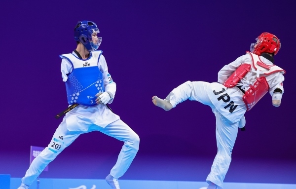 10月23日，杭州第4屆亞殘運會跆拳道男子K44級58公斤級銅牌賽舉行。圖為烏茲別克斯坦隊選手桑賈貝克·穆赫托羅夫(左)和日本隊選手阿渡健太在比賽中。圖片來源：杭州亞殘組委會