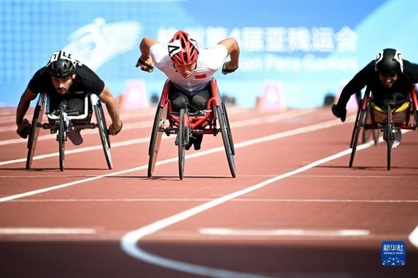10月23日，中國選手龔文浩（左二）在杭州第4屆亞殘運會男子100米-T34決賽的比賽中。他以15秒55的成績獲得該項目銀牌。新華社記者 江漢攝