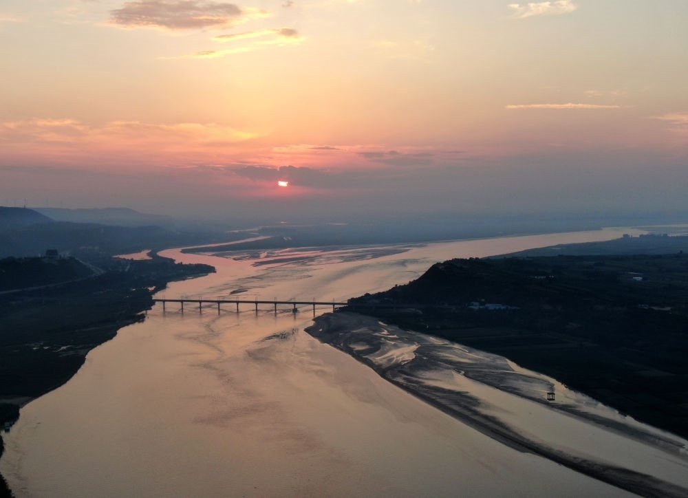  豫陜交界附近拍攝的黃河景色（2020年9月7日攝，無人機(jī)照片）。新華社記者 郝源 攝