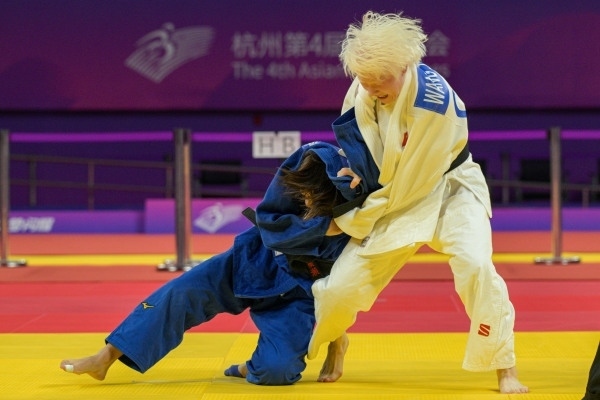 10月24日，杭州第4屆亞殘運會柔道女子J2級57公斤級決賽舉行。圖為中國隊選手王嘉楠（右）和日本隊選手廣瀨順子在比賽中。圖片來源：杭州亞殘組委