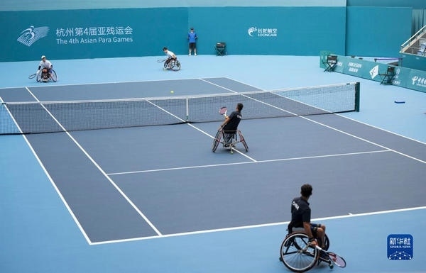 10月24日，在杭州第4屆亞殘運會輪椅網(wǎng)球男子雙打1/4決賽中，中國組合董順江/紀珍旭以0比2不敵韓國組合任浩元/韓成奉，無緣半決賽。圖為董順江（右二）/紀珍旭（右一）在比賽中。新華社記者 才揚攝