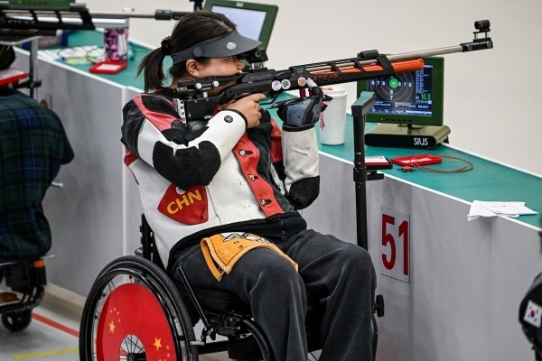 10月23日，杭州第4屆亞殘運會射擊(R2)SH1級女子10米氣步槍立射資格賽舉行。圖為中國隊選手張翠平在比賽中。圖片來源：杭州亞殘組委