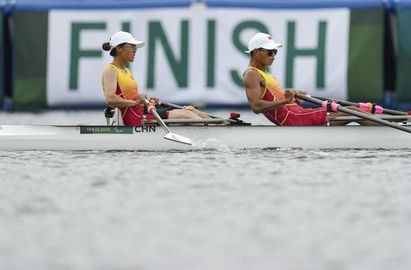 2021年8月29日，在東京殘奧會賽艇項目PR2級混合雙人雙槳決賽中，中國組合劉爽/蔣繼劍獲得銅牌。圖為劉爽（左）/蔣繼劍在比賽中。新華社記者 胡虎虎攝（資料圖）